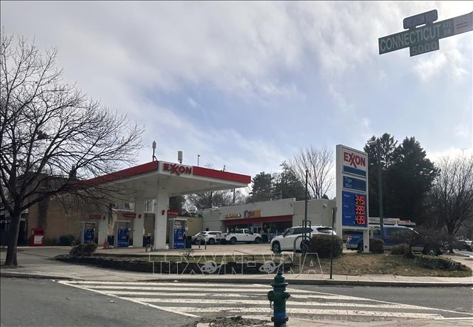 Một trạm xăng trên Đại lộ Connecticut ở thủ đô Washington D.C (Mỹ) chiều ngày 7/3/2026. Ảnh: Ngọc Quang - PV TTXVN tại Mỹ