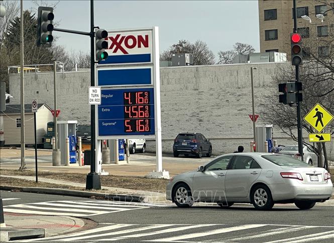 Bảng giá xăng bán lẻ tại một trạm xăng trên Đại lộ Connecticut ở thủ đô Washington D.C (Mỹ) chiều ngày 7/3/2026. Ảnh: Ngọc Quang - PV TTXVN tại Mỹ