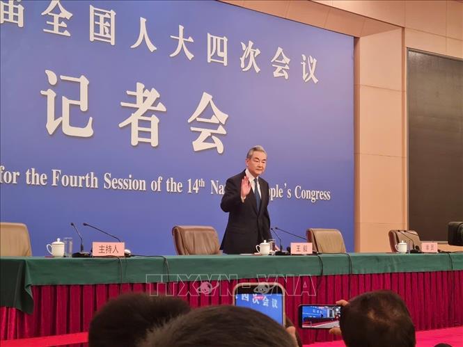 Ngoại trưởng Trung Quốc Vương Nghị cho biết, Trung Quốc luôn đặt khu vực láng giềng ở vị trí ưu tiên trong tổng thể ngoại giao. Ảnh: Quang Hưng - PV TTXVN tại Trung Quốc