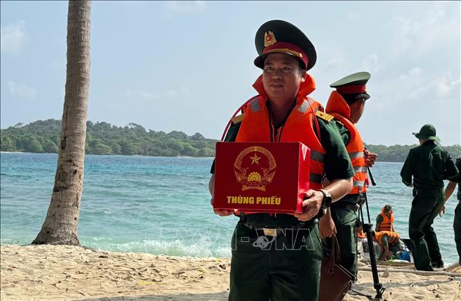 Tổ bầu cử số 5 mang thùng phiếu phụ ra đảo Hòn Từ để cán bộ, chiến sĩ bầu cử. Ảnh: Văn Sĩ - TTXVN