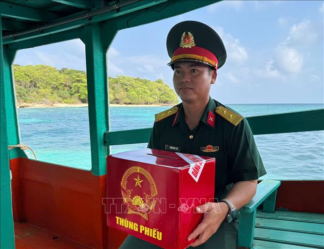 Tổ bầu cử số 5 mang thùng phiếu phụ ra đảo Hòn Từ để cán bộ, chiến sĩ bầu cử. Ảnh: Văn Sĩ - TTXVN