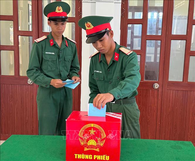 Cán bộ, chiến sĩ đang làm nhiệm vụ ở đảo Hòn Từ (đặc khu Thổ Châu) tham gia bầu cử thông qua thùng phiếu phụ. Ảnh: Văn Sĩ - TTXVN
