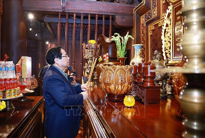 Thủ tướng Phạm Minh Chính dâng hương tưởng niệm các Anh hùng liệt sĩ tại Đền thờ Liệt sĩ Chiến trường Điện Biên Phủ. Ảnh: Dương Giang-TTXVN 