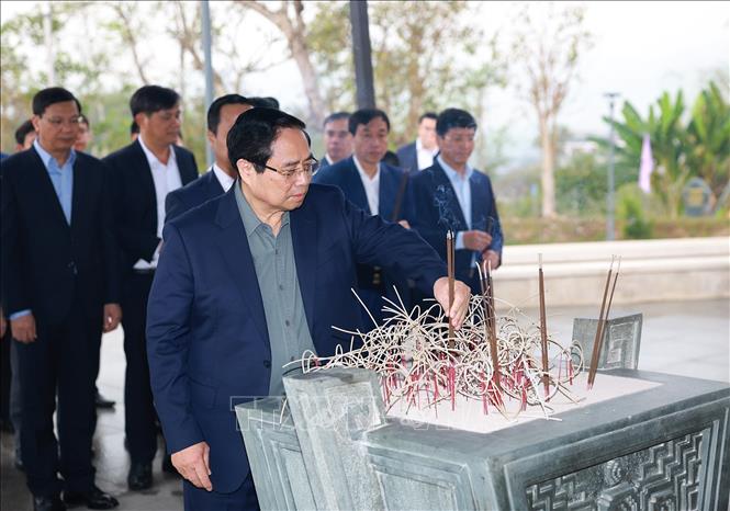 Thủ tướng Phạm Minh Chính dâng hương tưởng niệm các Anh hùng liệt sĩ tại Đền thờ Liệt sĩ Chiến trường Điện Biên Phủ. Ảnh: Dương Giang-TTXVN 
