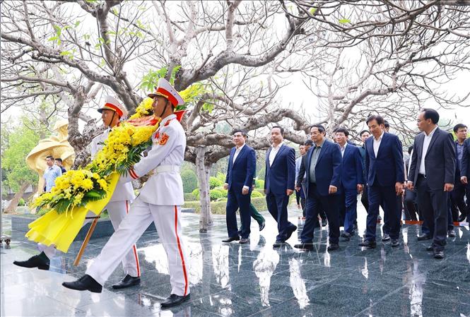 Thủ tướng Phạm Minh Chính cùng đoàn công tác đến dâng hoa tại Nghĩa trang Liệt sĩ quốc gia A1. Ảnh: Dương Giang-TTXVN 