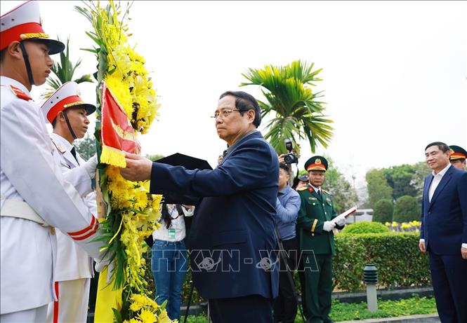 Thủ tướng Phạm Minh Chính dâng hoa tưởng niệm các Anh hùng liệt sĩ tại Nghĩa trang Liệt sĩ quốc gia A1. Ảnh: Dương Giang-TTXVN 