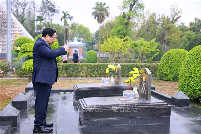 Thủ tướng Phạm Minh Chính thắp hương trên phần mộ các Anh hùng liệt sĩ tại Nghĩa trang Liệt sĩ quốc gia A1. Ảnh: Dương Giang-TTXVN 
