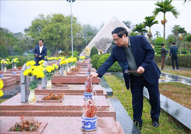 Thủ tướng Phạm Minh Chính thắp hương trên phần mộ các Anh hùng liệt sĩ tại Nghĩa trang Liệt sĩ quốc gia A1. Ảnh: Dương Giang-TTXVN 
