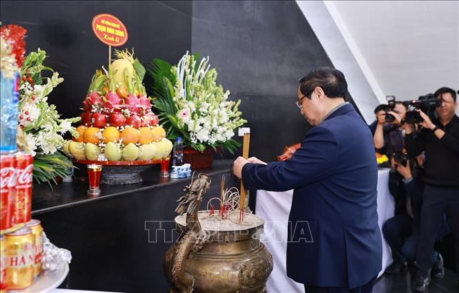 Thủ tướng Phạm Minh Chính dâng hương tại Nghĩa trang Liệt sĩ quốc gia A1. Ảnh: Dương Giang-TTXVN 