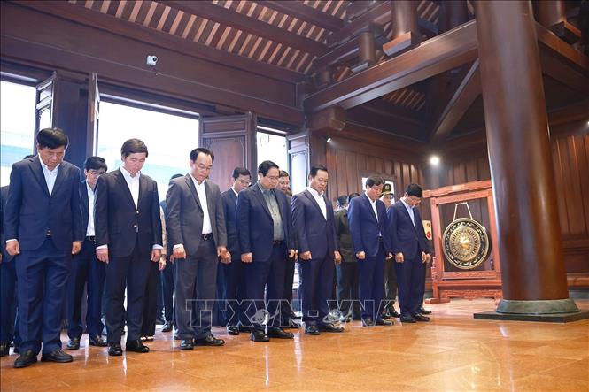 Thủ tướng Phạm Minh Chính cùng đoàn công tác tưởng niệm tại Đền thờ Liệt sĩ Chiến trường Điện Biên Phủ. Ảnh: Dương Giang-TTXVN 