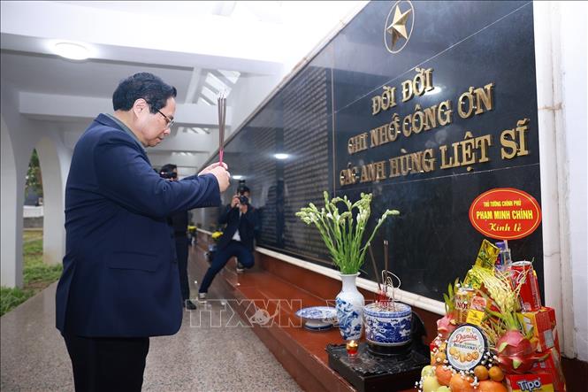 Thủ tướng Phạm Minh Chính dâng hương tưởng niệm tại Nghĩa trang Liệt sĩ quốc gia A1. Ảnh: Dương Giang-TTXVN 
