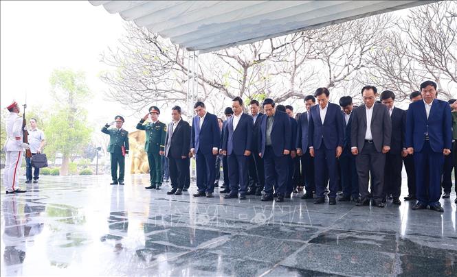 Thủ tướng Phạm Minh Chính cùng đoàn công tác tưởng niệm các Anh hùng liệt sĩ tại Nghĩa trang Liệt sĩ quốc gia A1. Ảnh: Dương Giang-TTXVN 