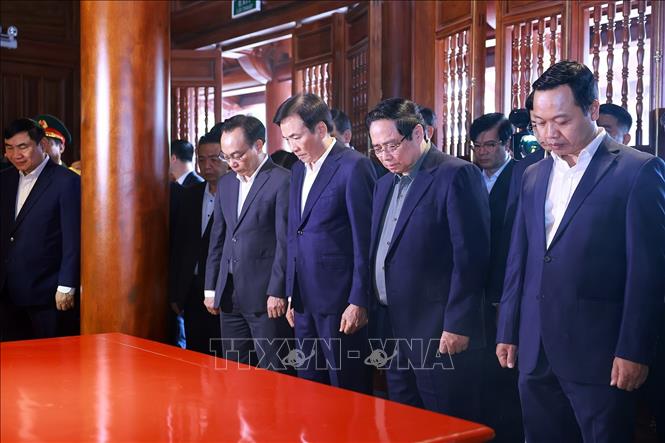 Thủ tướng Phạm Minh Chính cùng đoàn công tác thành kính tưởng niệm Bác Hồ tại Nhà tưởng niệm Chủ tịch Hồ Chí Minh ở Di tích Đồi E2. Ảnh: Dương Giang-TTXVN 
