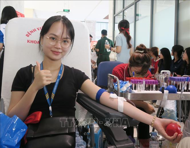 Một bạn trẻ tham gia hiến máu tình nguyện tại chương trình Chủ Nhật Đỏ năm 2026. Ảnh: Đinh Hằng - TTXVN