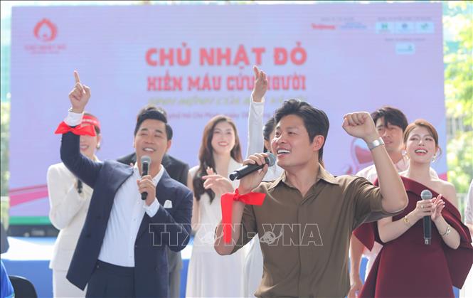 Nhạc sĩ Nguyễn Văn Chung và các văn nghệ sĩ hát kêu gọi hiến máu tình nguyện tại Chương trình Chủ Nhật Đỏ năm 2026. Ảnh: Đinh Hằng - TTXVN