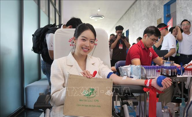 Hoa hậu Quốc tế 2024 Huỳnh Thị Thanh Thủy tham gia hiến máu tình nguyện tại Chương trình Chủ Nhật Đỏ năm 2026. Ảnh: Đinh Hằng - TTXVN
