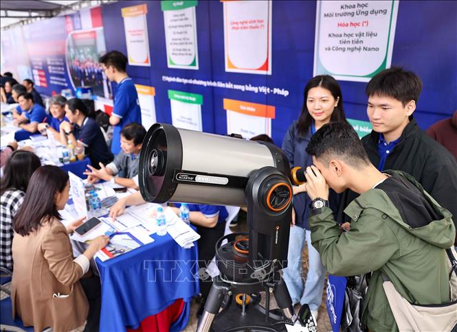Khối ngành về Khoa học công nghệ nhận được nhiều sự quan tâm của phụ huynh, học sinh trong Ngày hội. Ảnh: Thanh Tùng - TTXVN