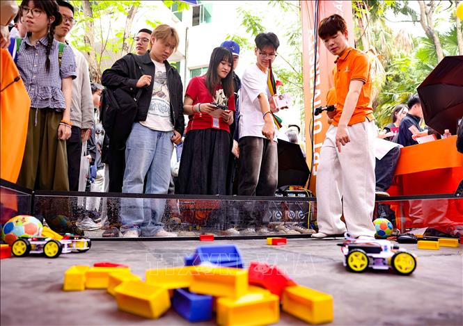 Khối ngành về Khoa học công nghệ nhận được nhiều sự quan tâm của phụ huynh, học sinh trong Ngày hội. Ảnh: Thanh Tùng - TTXVN