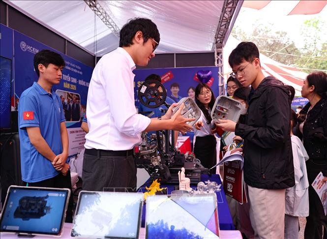 Khối ngành về Khoa học công nghệ nhận được nhiều sự quan tâm của phụ huynh, học sinh trong Ngày hội. Ảnh: Thanh Tùng - TTXVN