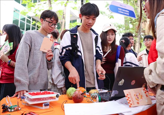 Các thí nghiệm, ứng dụng trong khoa học được giới thiệu tại Ngày hội để các bạn trẻ trải nghiệm, từ đó lựa chọn ngành nghề cho tương lai. Ảnh: Thanh Tùng - TTXVN