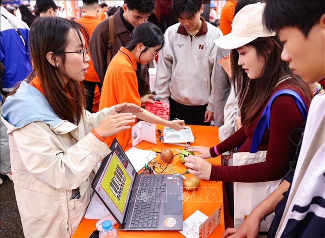 Các thí nghiệm, ứng dụng trong khoa học được giới thiệu tại Ngày hội để các bạn trẻ trải nghiệm, từ đó lựa chọn ngành nghề cho tương lai. Ảnh: Thanh Tùng - TTXVN