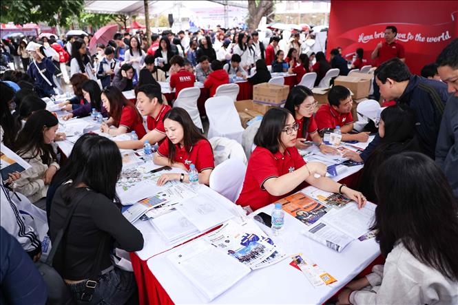 Cán bộ tư vấn tuyển sinh của Trường Đại học Hà Nội giới thiệu, giải đáp các thông tin về ngành nghề tuyển sinh của nhà trường. Ảnh: Thanh Tùng - TTXVN