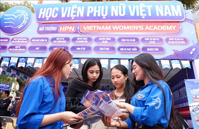 Được tổ chức đúng Ngày Quốc tế Phụ nữ 8-3, gian tư vấn của Học viện Phụ nữ Việt Nam thu hút sự quan tâm của nhiều bạn nữ tới tìm hiểu về cách thức tuyển sinh, chương trình đào tạo của Học viện. Ảnh: Thanh Tùng - TTXVN