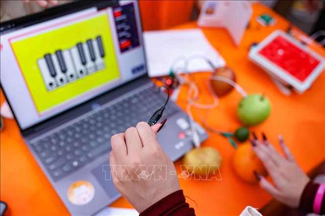 Các thí nghiệm, ứng dụng trong khoa học được giới thiệu tại Ngày hội để các bạn trẻ trải nghiệm, từ đó lựa chọn ngành nghề cho tương lai. Ảnh: Thanh Tùng - TTXVN