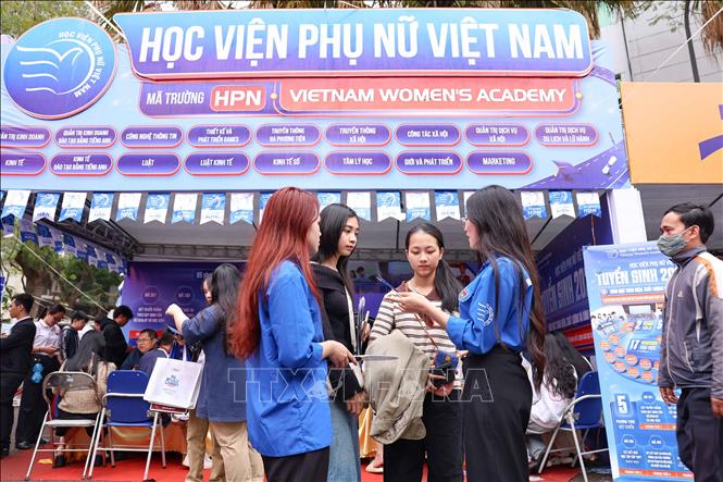 Được tổ chức đúng Ngày Quốc tế Phụ nữ 8-3, gian tư vấn của Học viện Phụ nữ Việt Nam thu hút sự quan tâm của nhiều bạn nữ tới tìm hiểu về cách thức tuyển sinh, chương trình đào tạo của Học viện. Ảnh: Thanh Tùng - TTXVN