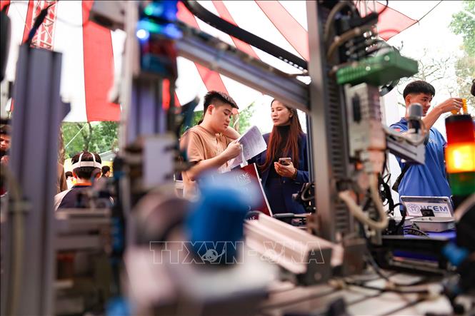 Khối ngành về Khoa học công nghệ nhận được nhiều sự quan tâm của phụ huynh, học sinh trong Ngày hội. Ảnh: Thanh Tùng - TTXVN