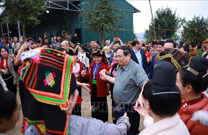 Thủ tướng Phạm Minh Chính múa xoè cùng đồng bào các dân tộc xã Phu Nhi, tỉnh Điện Biên. Ảnh: Dương Giang-TTXVN 
