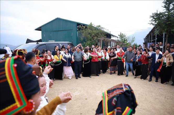 Thủ tướng Phạm Minh Chính múa xoè cùng đồng bào các dân tộc xã Phu Nhi, tỉnh Điện Biên. Ảnh: Dương Giang-TTXVN 
