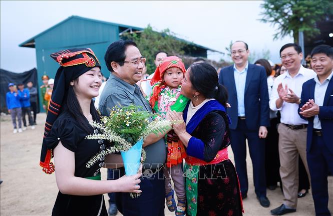 Thủ tướng Phạm Minh Chính với đồng bào các dân tộc xã Phu Nhi, tỉnh Điện Biên. Ảnh: Dương Giang-TTXVN 

