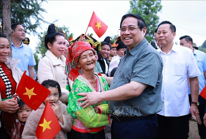 Thủ tướng Phạm Minh Chính với đồng bào các dân tộc xã Phu Nhi, tỉnh Điện Biên. Ảnh: Dương Giang-TTXVN 
