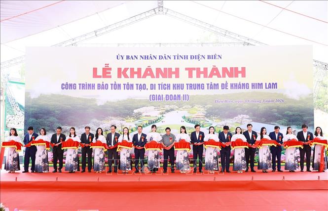 Thủ tướng Phạm Minh Chính và các đại biểu cắt băng khánh thành công trình bảo tồn, tôn tạo di tích Khu trung tâm đề kháng Him Lam (giai đoạn II). Ảnh: Dương Giang-TTXVN 
