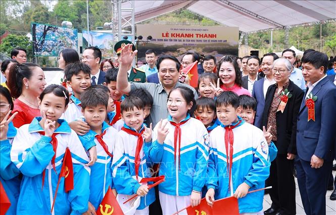 Thủ tướng Phạm Minh Chính với học sinh tỉnh Điện Biên tham dự Lễ khánh thành. Ảnh: Dương Giang-TTXVN 
