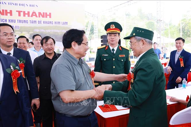 Thủ tướng Phạm Minh Chính với các đại biểu dự lễ khánh thành. Ảnh: Dương Giang-TTXVN 
