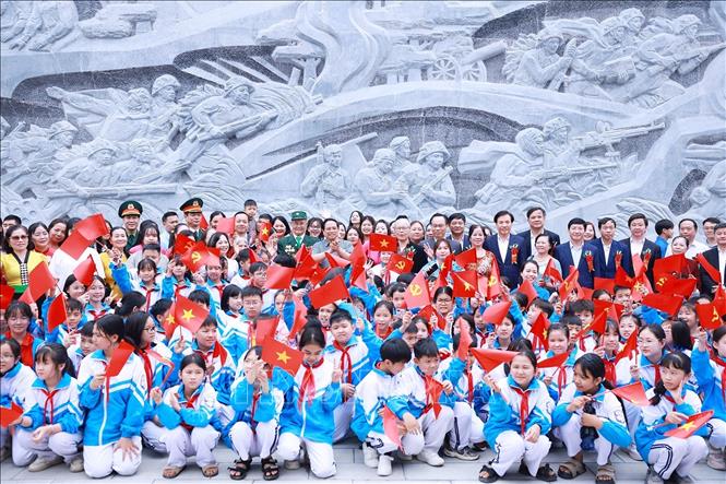 Thủ tướng Phạm Minh Chính với các đại biểu dự lễ khánh thành công trình bảo tồn, tôn tạo di tích Khu trung tâm đề kháng Him Lam (giai đoạn II). Ảnh: Dương Giang-TTXVN 
