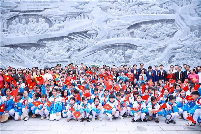 Thủ tướng Phạm Minh Chính với các đại biểu dự lễ khánh thành công trình bảo tồn, tôn tạo di tích Khu trung tâm đề kháng Him Lam (giai đoạn II). Ảnh: Dương Giang-TTXVN 
