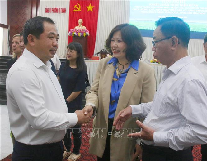 Ủy viên Bộ Chính trị, Bộ trưởng Bộ Nông nghiệp và Môi trường Trần Đức Thắng trao đổi các đại biểu bên lề hội nghị. Ảnh: Duy Khương – TTXVN
