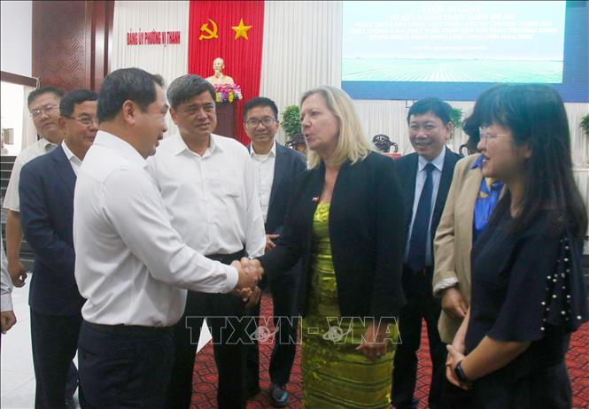 Ủy viên Bộ Chính trị, Bộ trưởng Bộ Nông nghiệp và Môi trường Trần Đức Thắng trao đổi các đại biểu bên lề hội nghị. Ảnh: Duy Khương – TTXVN