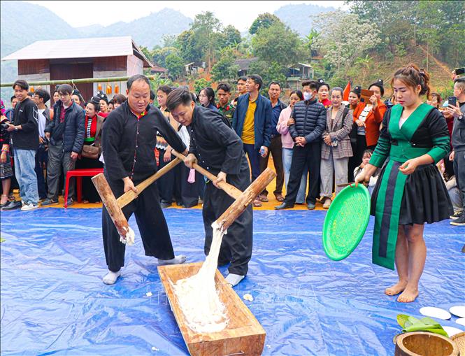 Phần thi giã bánh giầy thu hút đông đảo người dân tham gia. Ảnh: Phan Quân - TTXVN