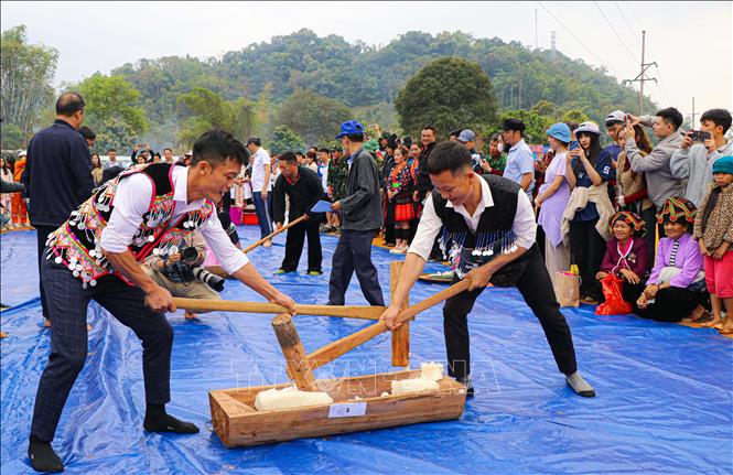 Phần thi giã bánh giầy thu hút đông đảo người dân tham gia. Ảnh: Phan Quân - TTXVN