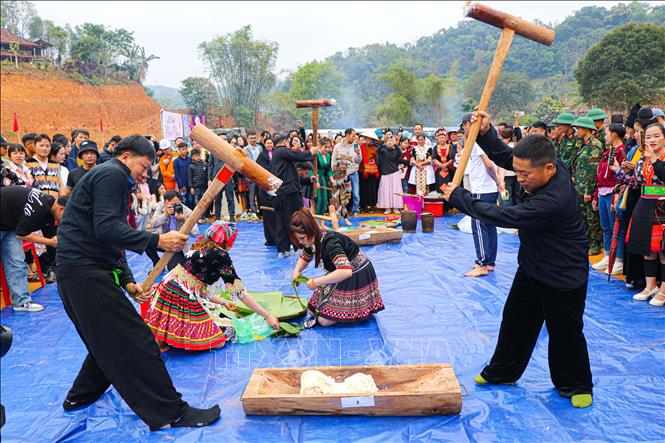 Phần thi giã bánh giầy thu hút đông đảo người dân tham gia. Ảnh: Phan Quân - TTXVN