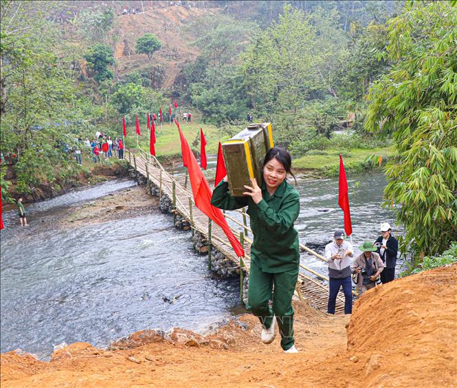 Các vận động viên tham gia phần thi tải đạn. Ảnh: Phan Quân - TTXVN