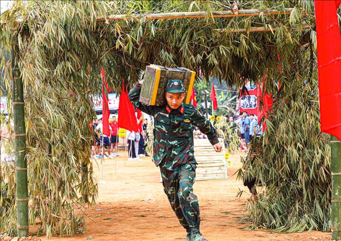 Các vận động viên tham gia phần thi tải đạn. Ảnh: Phan Quân - TTXVN