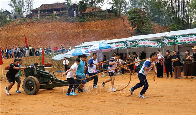Phần thi kéo pháo thu hút nhiều đơn vị trên địa bàn tỉnh Điện Biên tham gia. Ảnh: Phan Quân - TTXVN