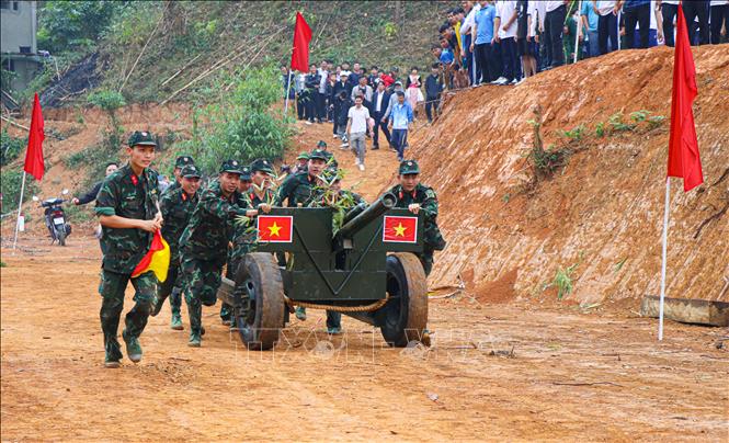 Phần thi kéo pháo thu hút nhiều đội thi đến từ Bộ Chỉ huy Quân sự tỉnh Điện Biên và Trung đoàn 82 (Quân khu 2). Ảnh: Phan Quân - TTXVN