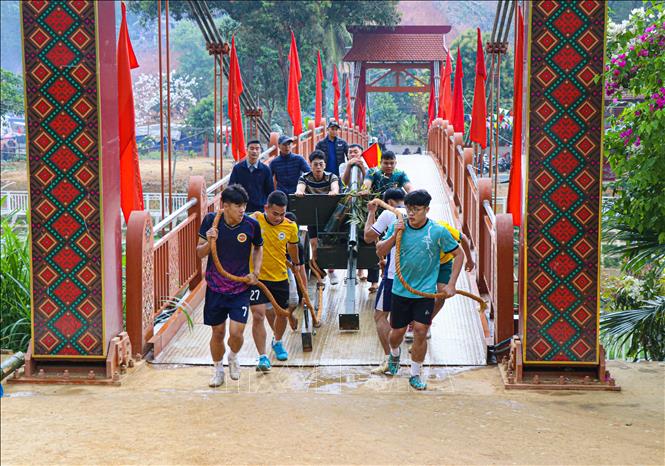 Phần thi kéo pháo thu hút nhiều đội thi đến từ Trường THPT trên địa bàn tỉnh Điện Biên tham gia. Ảnh: Phan Quân - TTXVN