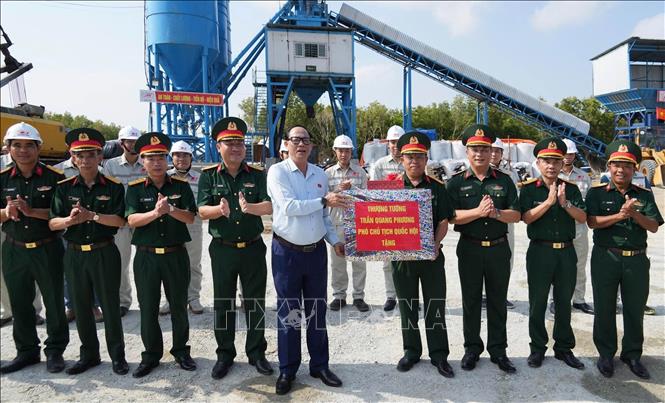 Phó Chủ tịch Quốc hội Trần Quang Phương thăm, tặng quà động viên chiến sĩ, công nhân trên công trường thi công các dự án trọng điểm quốc gia trên địa bàn xã Đất Mũi. Ảnh: Huỳnh Anh - TTXVN